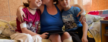 Мама і донька, які втратили ноги під час обстрілу Краматорська, поїхали на протезування в США